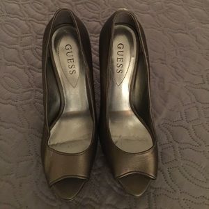Guess pumps